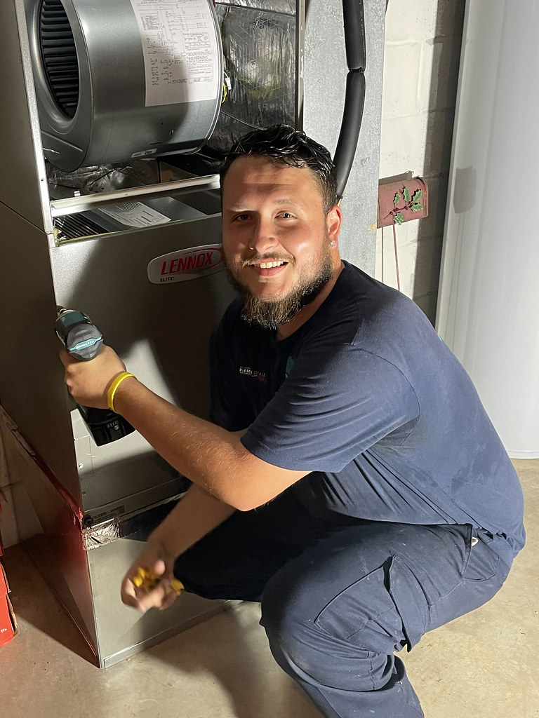 Servicetechniker bei der Wartung einer Heizungs- und Lueftungsanlage