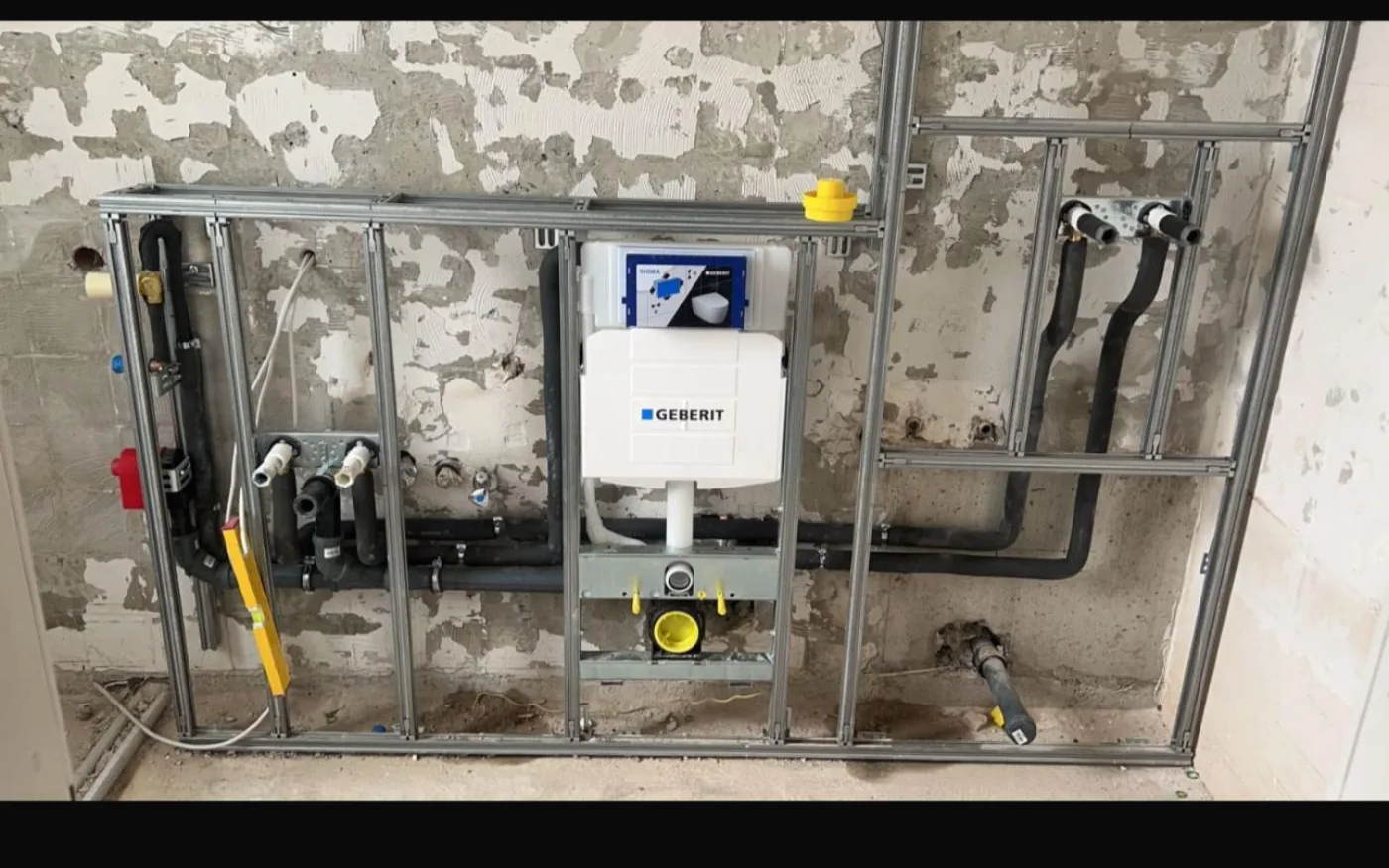 Sanitär-Vorwandinstallation während der Badmodernisierung