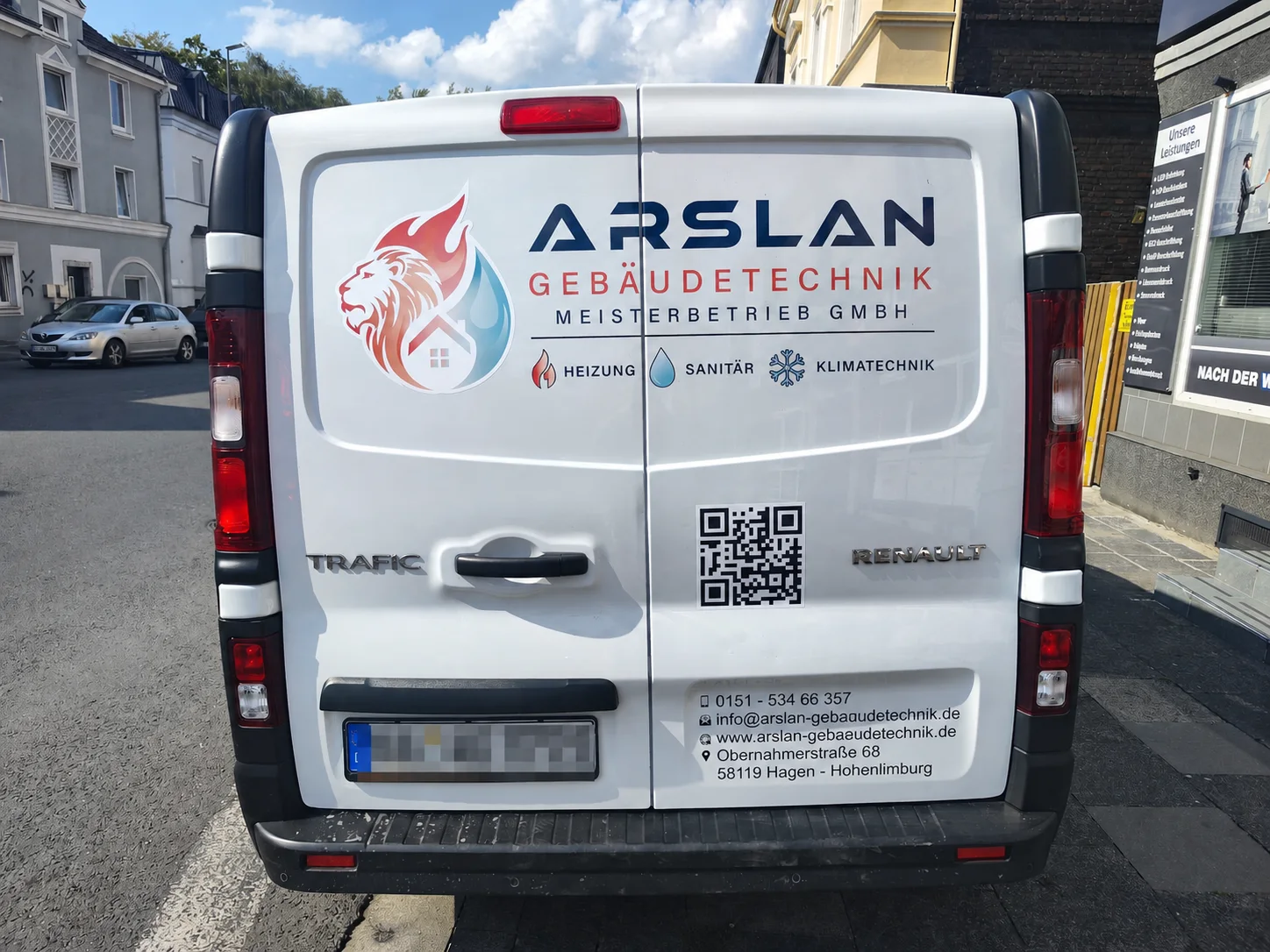 Rückansicht des Servicefahrzeugs von Arslan Gebäudetechnik