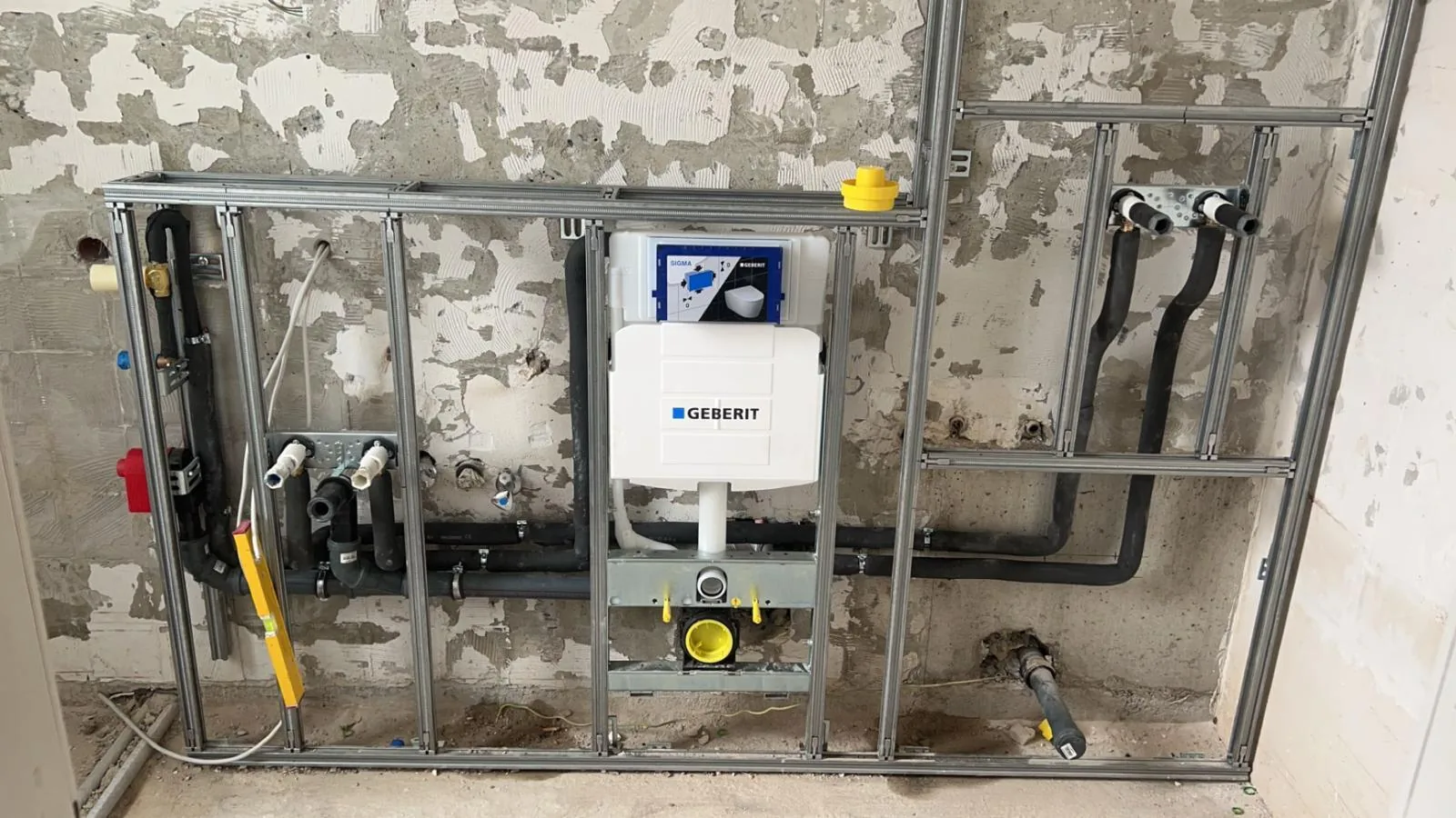 Sanitär-Vorwandinstallation mit Spülkasten und vorbereiteten Anschlüssen