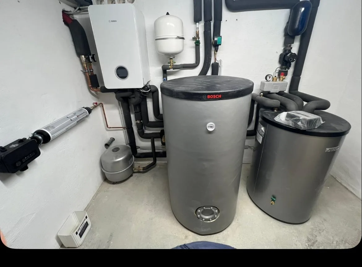 Modern aufgebauter Technikraum mit Wärmepumpenkomponenten und Speichern